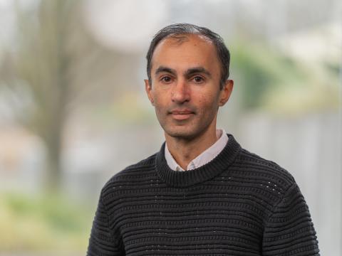 Headshot of Raghuveer Parthasarathy.